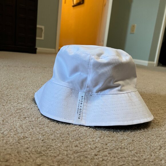 Alice + Olivia Daisy Reversible Bucket Hat (AO x Fabfitfun) - Picture 3 of 4